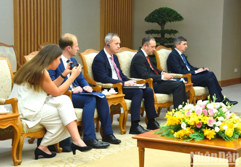立陶宛外交部长陪同人员出席会见。 立陶宛外交部长陪同人员出席会见。