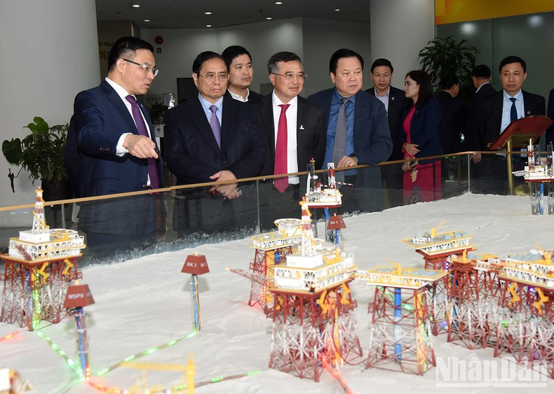 越南国家油气集团总经理黎孟雄向范明正总理介绍越南石油和天然气的运行概况。 越南国家油气集团总经理黎孟雄向范明正总理介绍越南石油和天然气的运行概况。