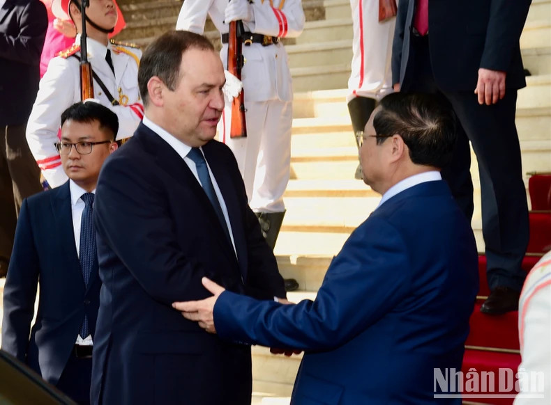 范明正总理欢送白俄罗斯总理戈洛夫琴科。 范明正总理欢送白俄罗斯总理戈洛夫琴科。