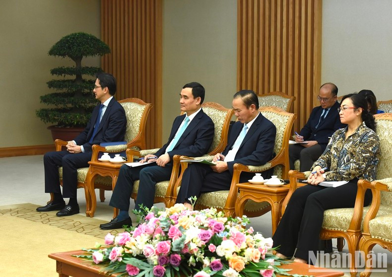 越南各部委单位代表出席会见。