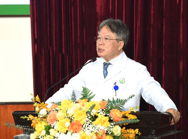 越德友谊医院院长陈平江向范明正总理汇报该医院的运行情况。 越德友谊医院院长陈平江向范明正总理汇报该医院的运行情况。