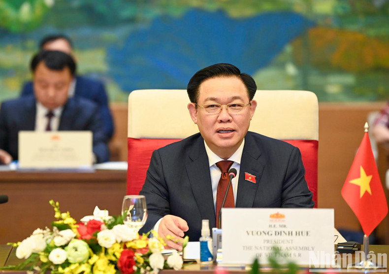 国会主席王廷惠在会见中发表讲话。 国会主席王廷惠在会见中发表讲话。