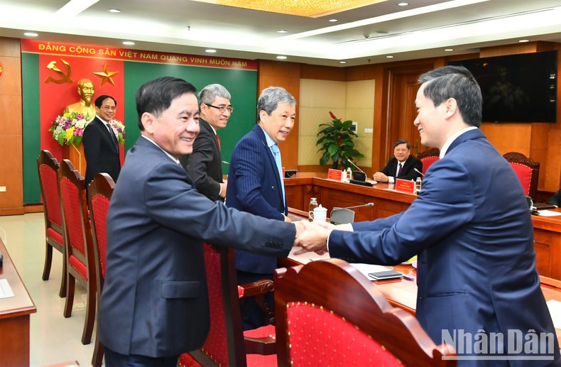 陈锦秀同志和各位越南驻外代表机构首席代表。