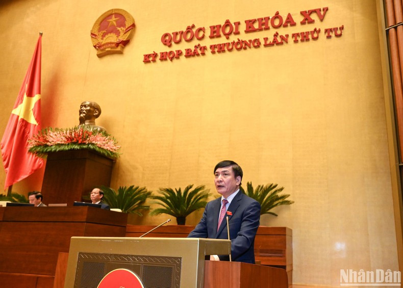 国会秘书长、国会办公厅主任裴文强在会议上发表讲话。 国会秘书长、国会办公厅主任裴文强在会议上发表讲话。