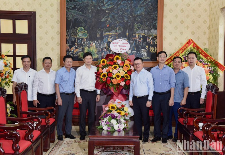 海防市代表团前来祝贺《人民报》社。