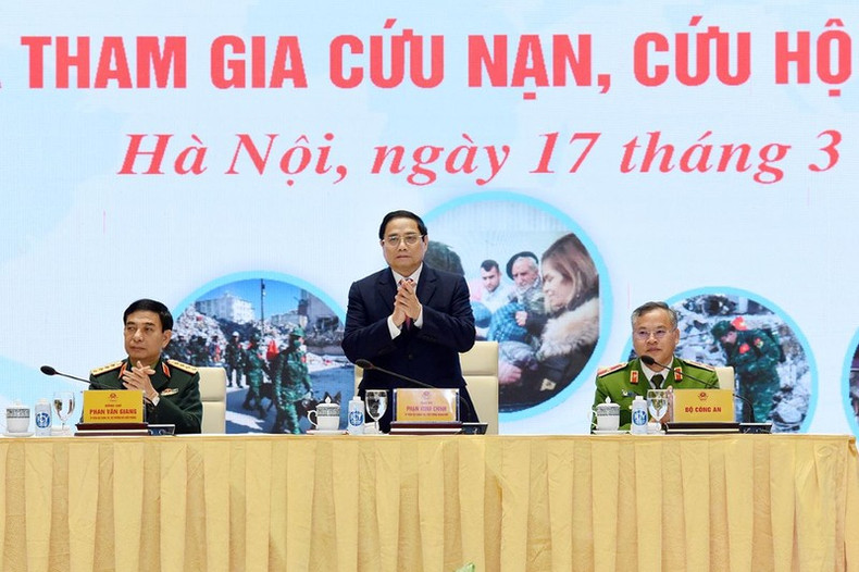 越南政府总理范明正主持召开与赴土耳其抗震救灾公安部和国防部救援队的见面会暨表彰大会。