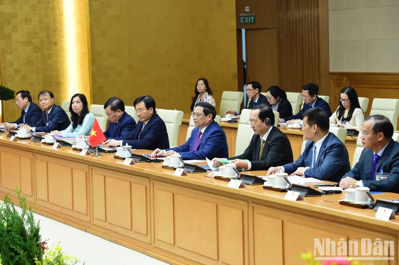 越南政府成员出席会谈。