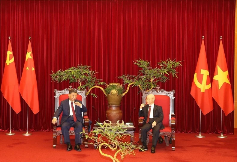 越共中央总书记阮富仲和中共中央总书记、中国国家主席习近平品茶。(图片来源:越通社) 越共中央总书记阮富仲和中共中央总书记、中国国家主席习近平品茶。(图片来源:越通社)