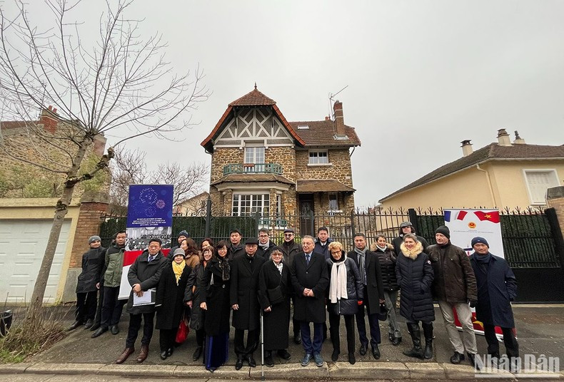 各代表在Darthé街11号房合影。 各代表在Darthé街11号房合影。