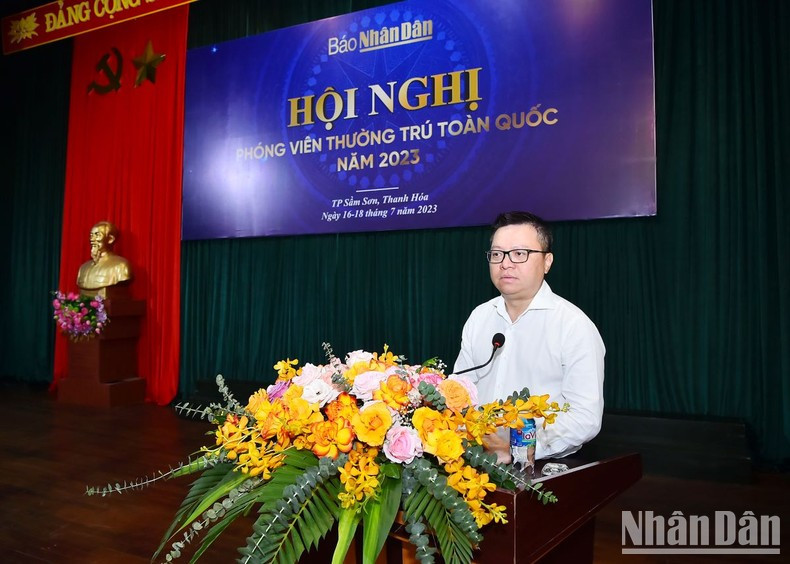 越共中央委员、《人民报》社总编辑、中央宣教部副部长、越南新闻工作者协会主席黎国明在会议上发表讲话。