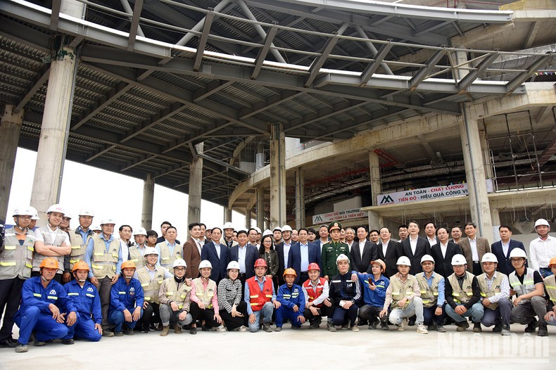 范明正总理与施工设在和乐高科技区的国家革新创新中心项目的工人合影。 范明正总理与施工设在和乐高科技区的国家革新创新中心项目的工人合影。