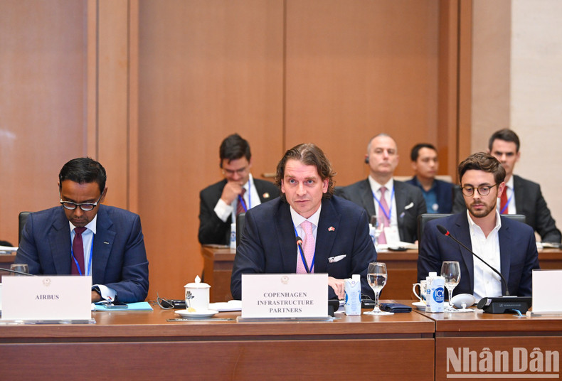 企业代表发表讲话。