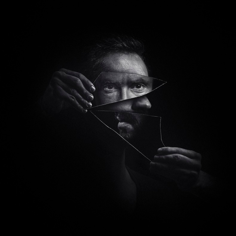 作品《Mirror》，作者安德烈·博托（葡萄牙），国际艺术摄影师协会金牌，黑白自由组。