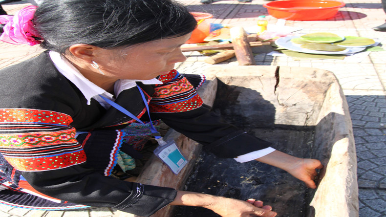 同胞们准备糍粑舂米的工具。 同胞们准备糍粑舂米的工具。