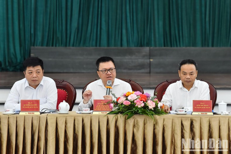 黎国明总编辑回答与会代表提出的问题。