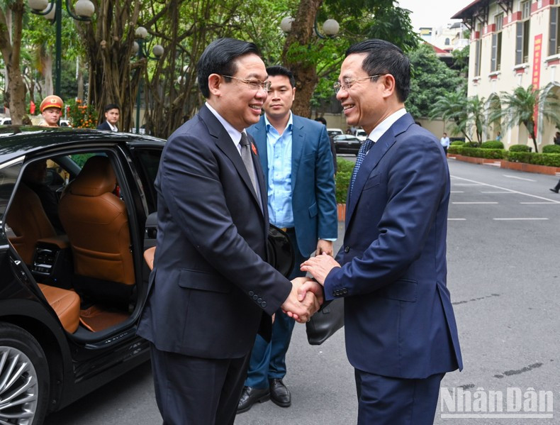 越南国会主席王廷惠和越南通信传媒部部长阮孟雄。 越南国会主席王廷惠和越南通信传媒部部长阮孟雄。