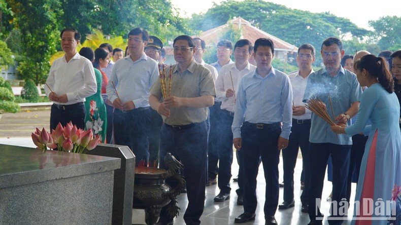 范明正总理敬香缅怀阮生色副榜。