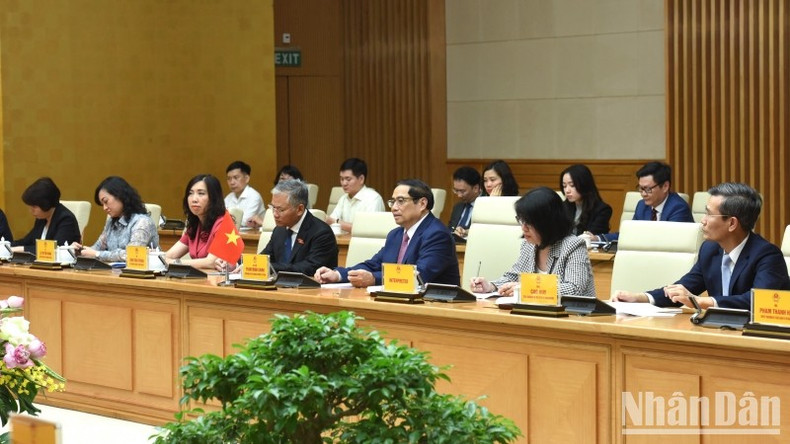 范明正总理和政府成员出席会见。