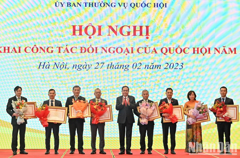 国会常务副主席陈青敏向各集体和个人颁发政府总理的奖状。 国会常务副主席陈青敏向各集体和个人颁发政府总理的奖状。