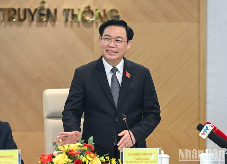 国会主席王廷惠在会上发表讲话。 国会主席王廷惠在会上发表讲话。