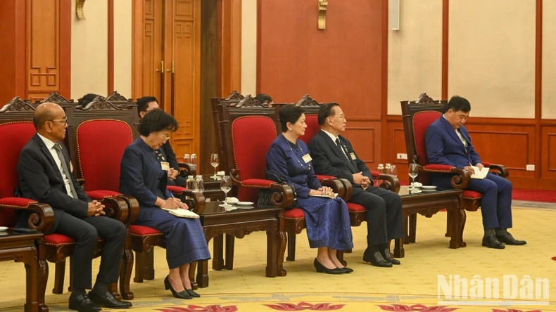 柬方代表出席会见。 柬方代表出席会见。