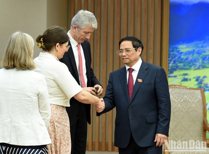 范明正总理同斯洛文尼亚共和国代表团成员握手。 范明正总理同斯洛文尼亚共和国代表团成员握手。