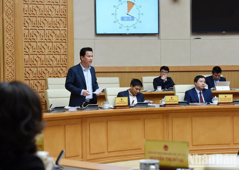 自然资源与环境部部长邓国庆发表讲话。