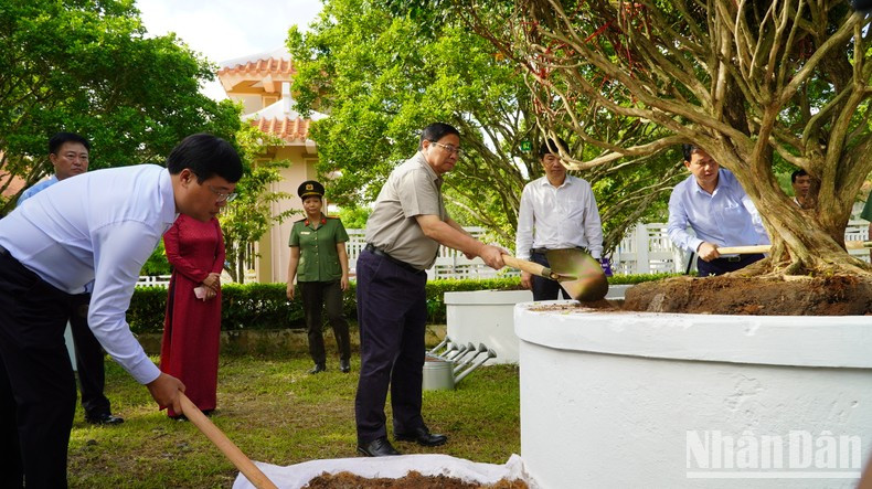 范明正总理在阮生色遗迹区种植留念树。