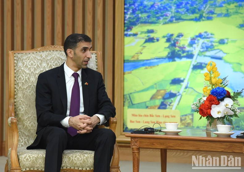 阿联酋外贸国务部长塔尼·本·艾哈迈德·阿尔·泽尤迪博士发表讲话。