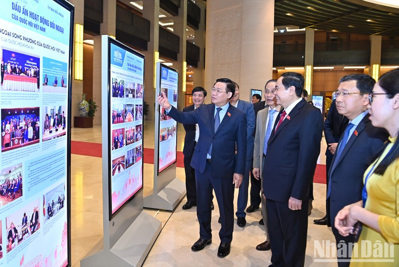 国会主席王廷惠和与会代表参观关于国会对外工作的图片展。 国会主席王廷惠和与会代表参观关于国会对外工作的图片展。