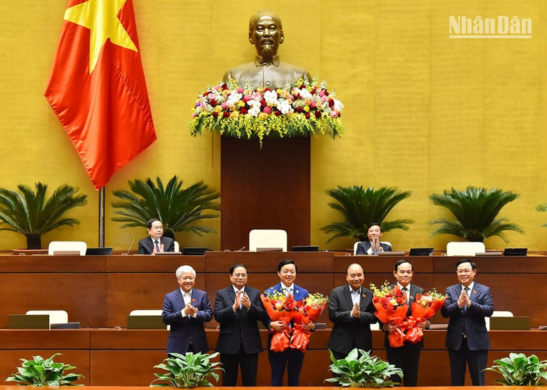 国家主席阮春福、政府总理范明正、国会主席王廷惠、国会常务副主席陈青敏及越南祖国阵线中央委员会主席杜文战祝贺两位新任副总理。 国家主席阮春福、政府总理范明正、国会主席王廷惠、国会常务副主席陈青敏及越南祖国阵线中央委员会主席杜文战祝贺两位新任副总理。