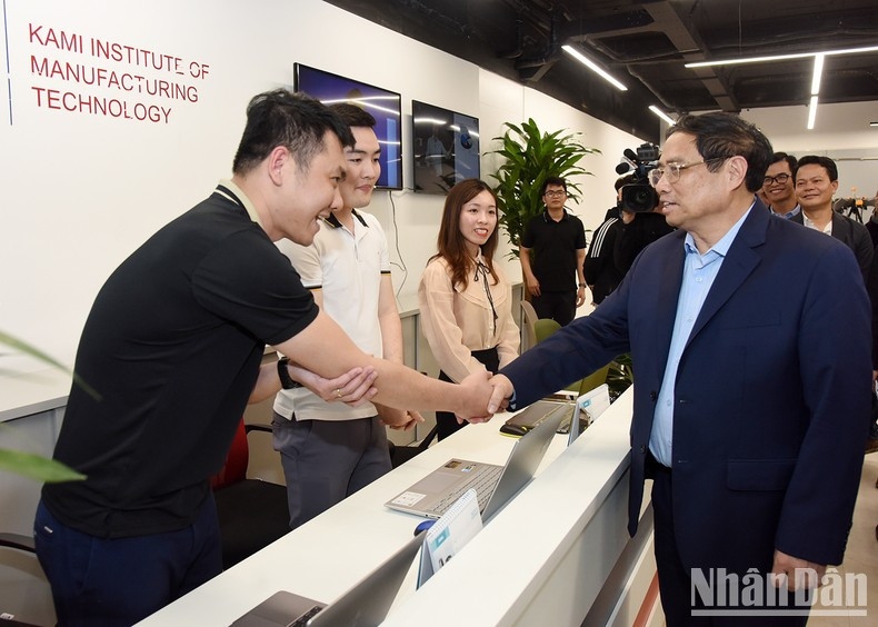 范明正总理和KIMT公司的工程师们。 范明正总理和KIMT公司的工程师们。