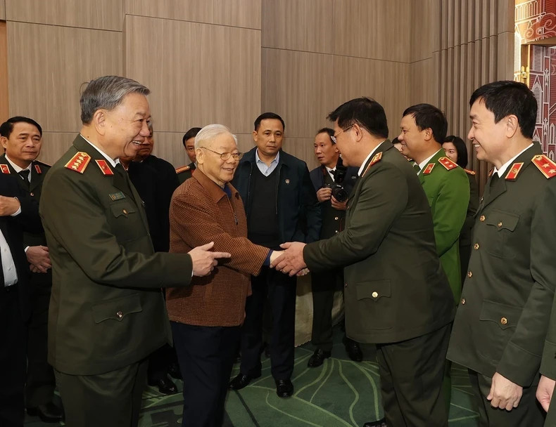 阮富仲总书记和与会代表。