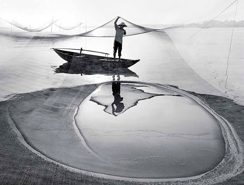 作品《一生依恋》，作者邓计德（越南），越南摄影艺术家协会金牌，黑白自由组。