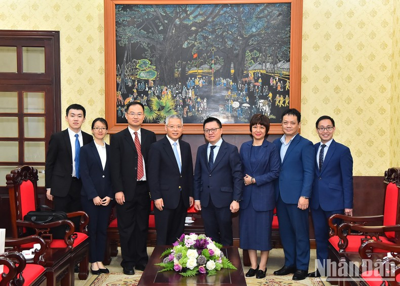 黎国明同志与胡兆明同志和出席会见的各位代表会见后合影留念。 黎国明同志与胡兆明同志和出席会见的各位代表会见后合影留念。