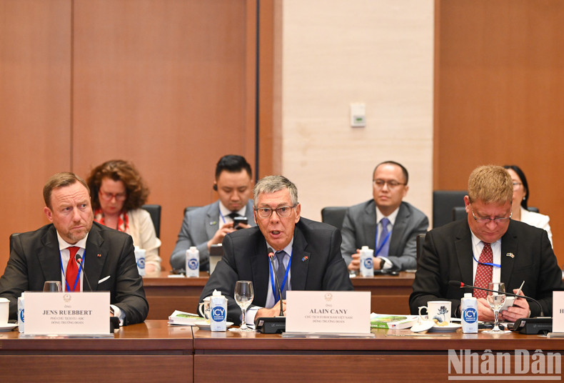 越南欧洲商会主席阿兰•卡尼在会见中发表讲话。