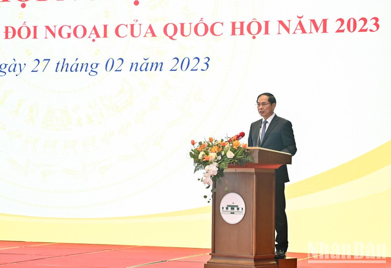 外交部部长裴青山在会议上作报告。 外交部部长裴青山在会议上作报告。