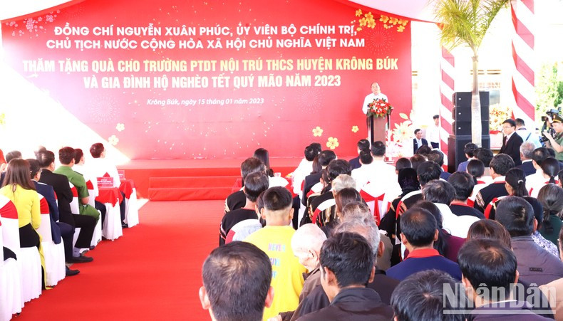 阮春福主席同克容布县寄宿制民族初中学校师生们交谈。 阮春福主席同克容布县寄宿制民族初中学校师生们交谈。