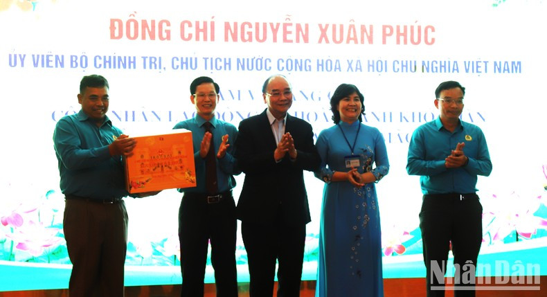 阮春福主席向得乐省劳动联合会赠送礼物。 阮春福主席向得乐省劳动联合会赠送礼物。