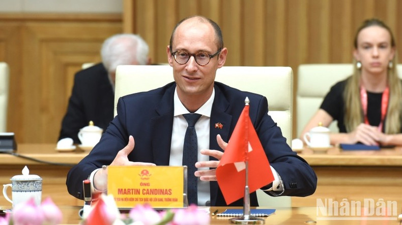 瑞士联邦议会国民院议长马丁·堪迪纳斯在会见中发表讲话。