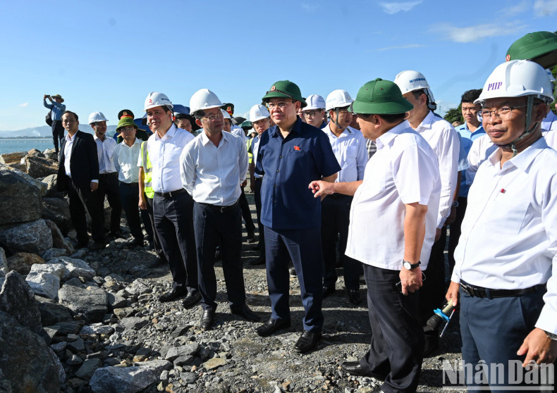 越南国会主席王廷惠视察岘港市莲沼港建设项目。