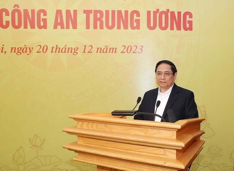 政府总理范明正在会议上发表讲话。