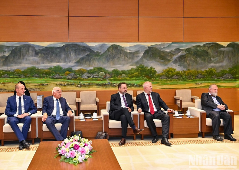 越南国会主席王廷惠会见捷克众议院副议长扬·巴尔托谢克【组图】 ảnh 4 越南国会主席王廷惠会见捷克众议院副议长扬·巴尔托谢克【组图】 ảnh 4