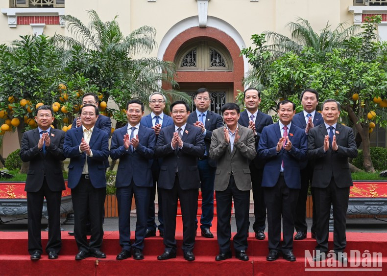 国会主席王廷惠一行同通信传媒部领导合影。 国会主席王廷惠一行同通信传媒部领导合影。