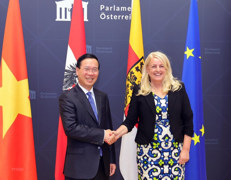 越南国家主席武文赏会见奥地利参议院议长阿尔帕。 越南国家主席武文赏会见奥地利参议院议长阿尔帕。