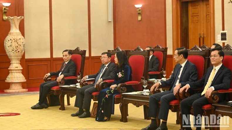 越方代表出席会见。 越方代表出席会见。