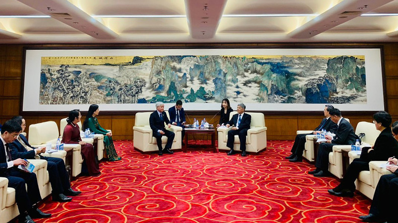 杜文战同志一行造访中共中央党校。 杜文战同志一行造访中共中央党校。