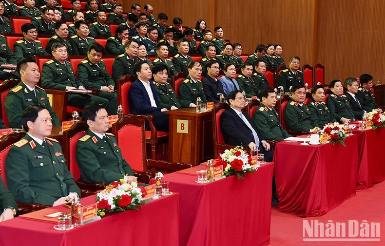 范明正总理和与会代表。 范明正总理和与会代表。