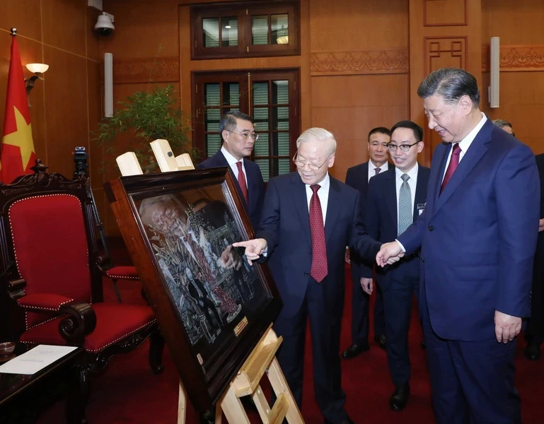 阮富仲总书记向中共中央总书记、中国国家主席习近平赠送纪念画。(图片来源:越通社) 阮富仲总书记向中共中央总书记、中国国家主席习近平赠送纪念画。(图片来源:越通社)