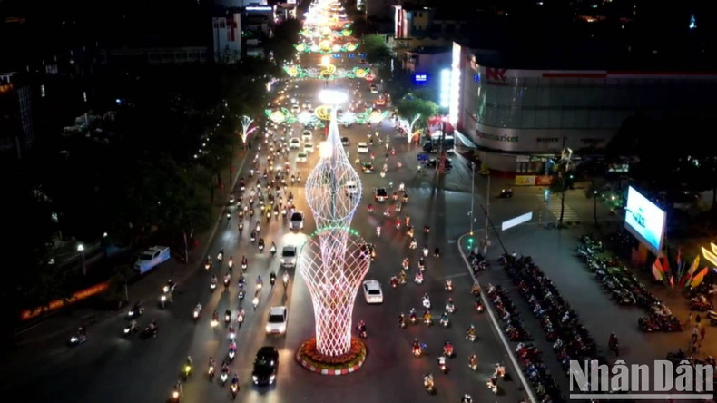 芹苴市街道在除夕闪闪发光。